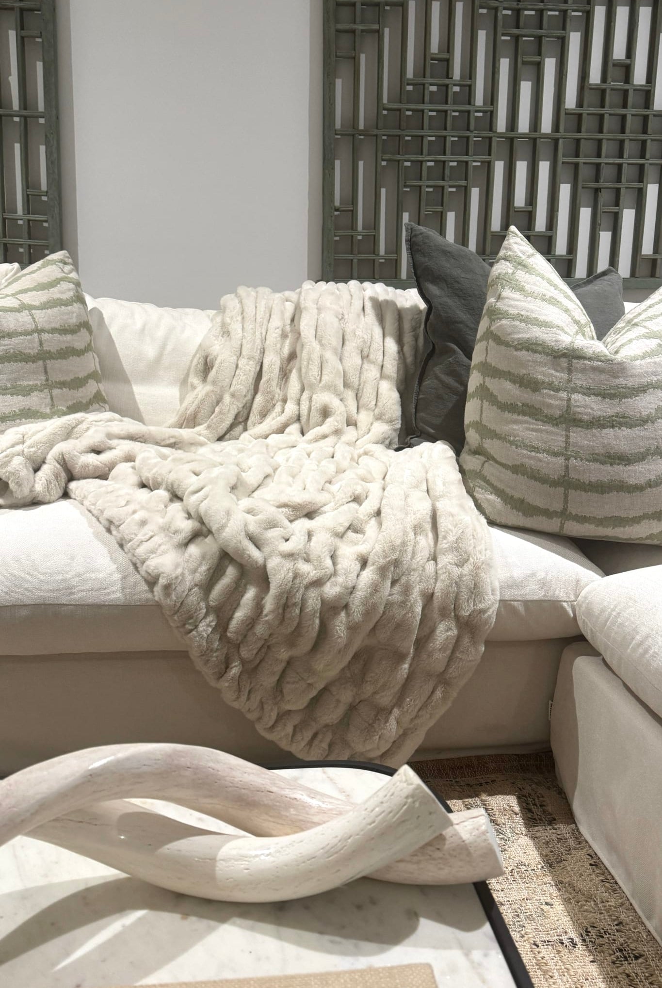 UNREAL FUR - Snow Whisper Blanket - Magpie Style