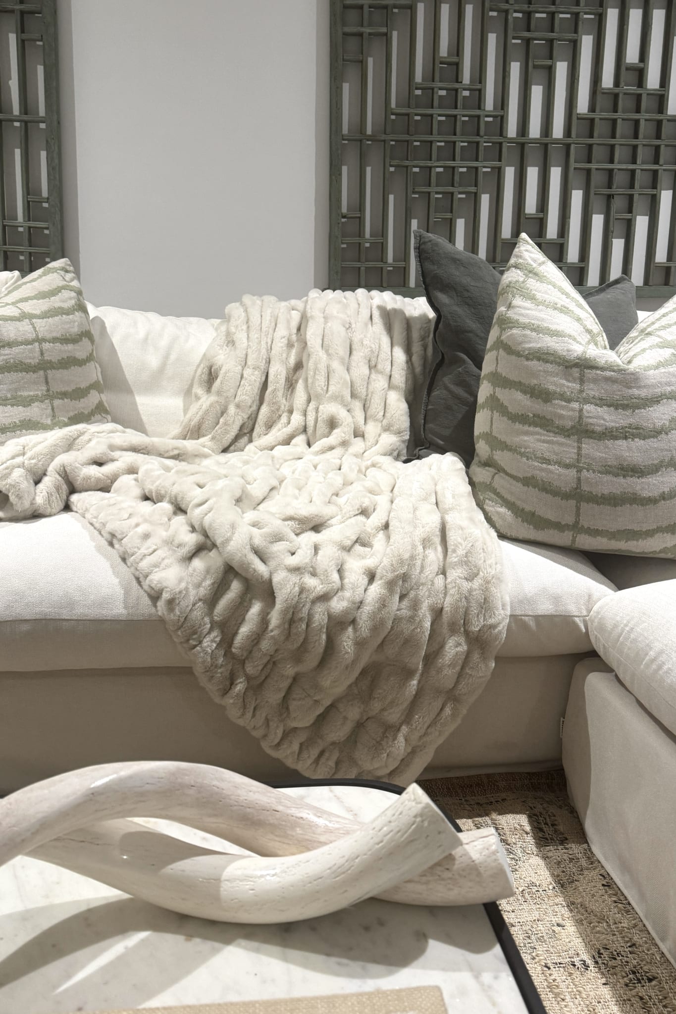 UNREAL FUR - Snow Whisper Blanket - Magpie Style