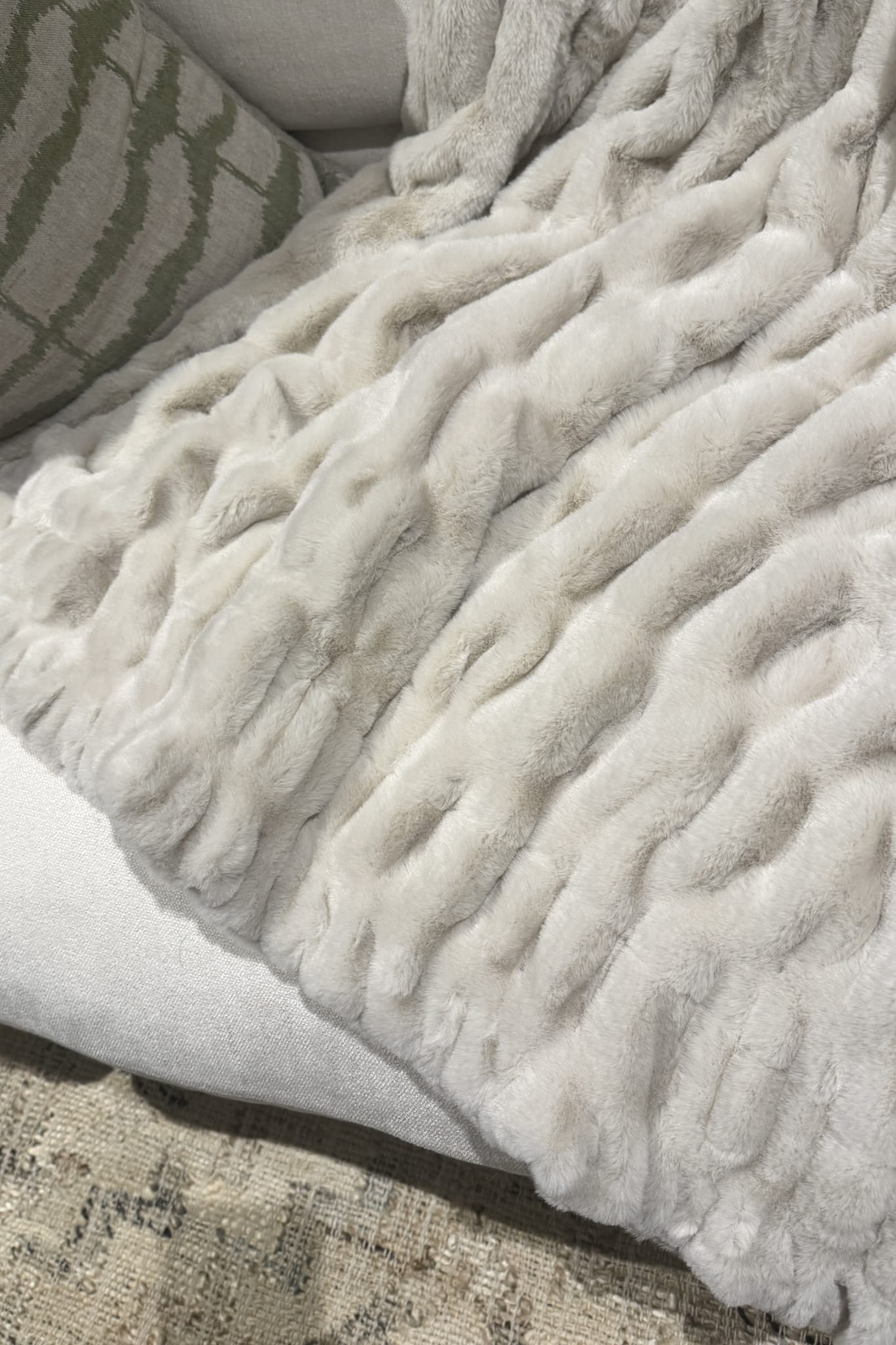 UNREAL FUR - Snow Whisper Blanket - Magpie Style