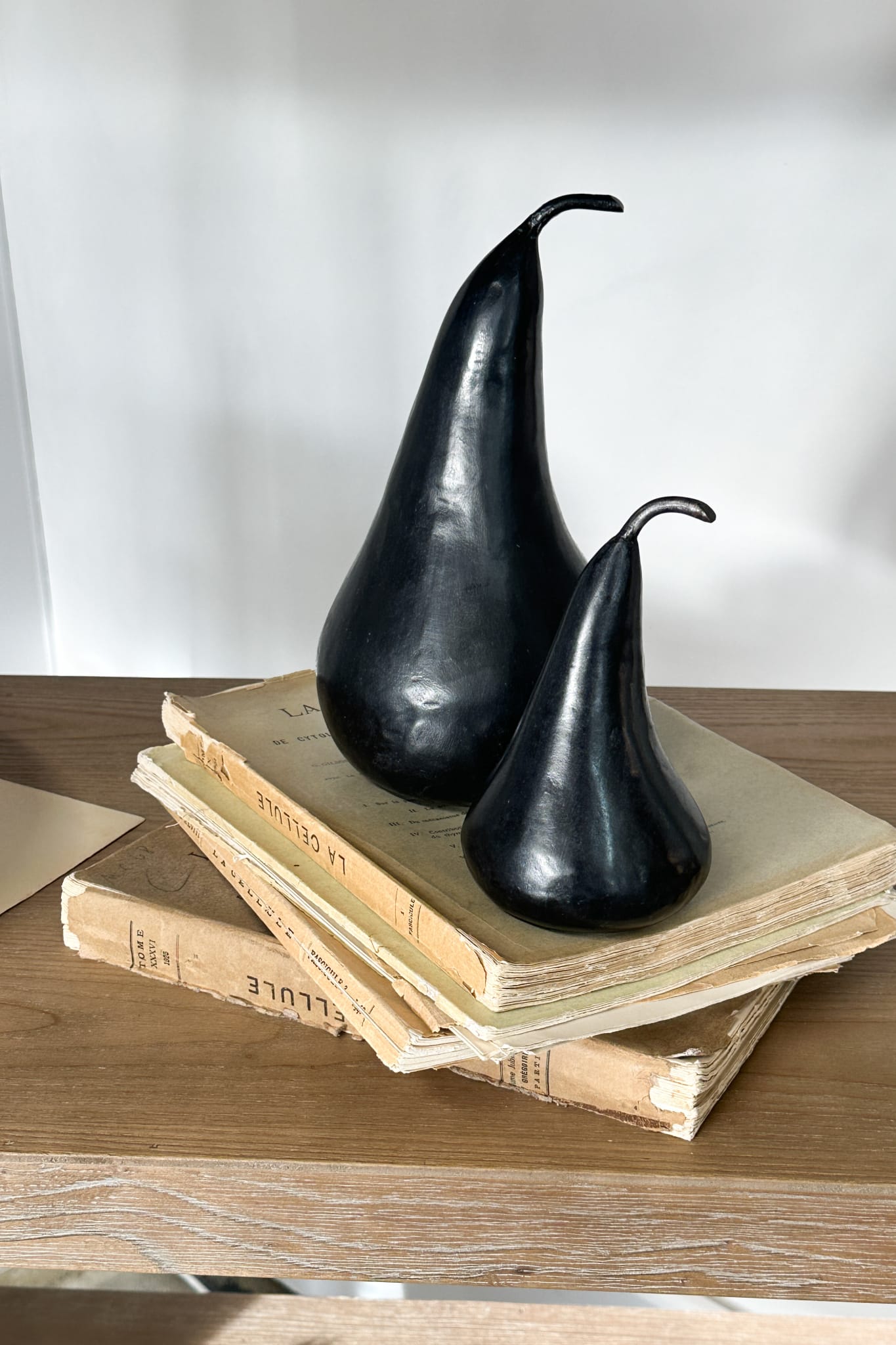 Medium Black Marble Pear - Magpie Style