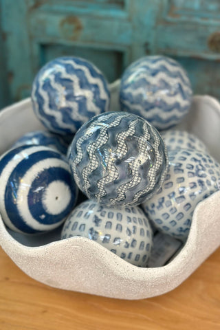 Ceramic Ball White/ Navy 10 cm Waves