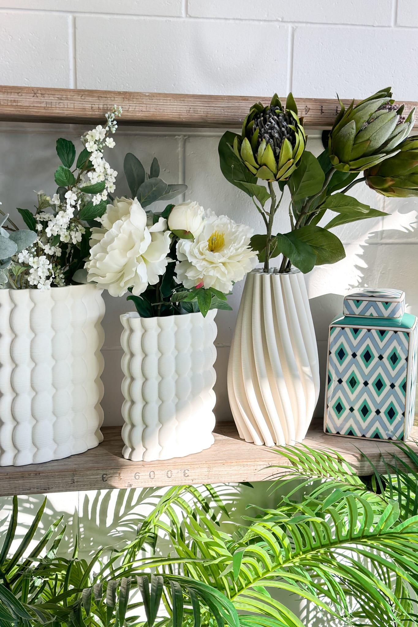 Swirl Porcelain Vase - Magpie Style