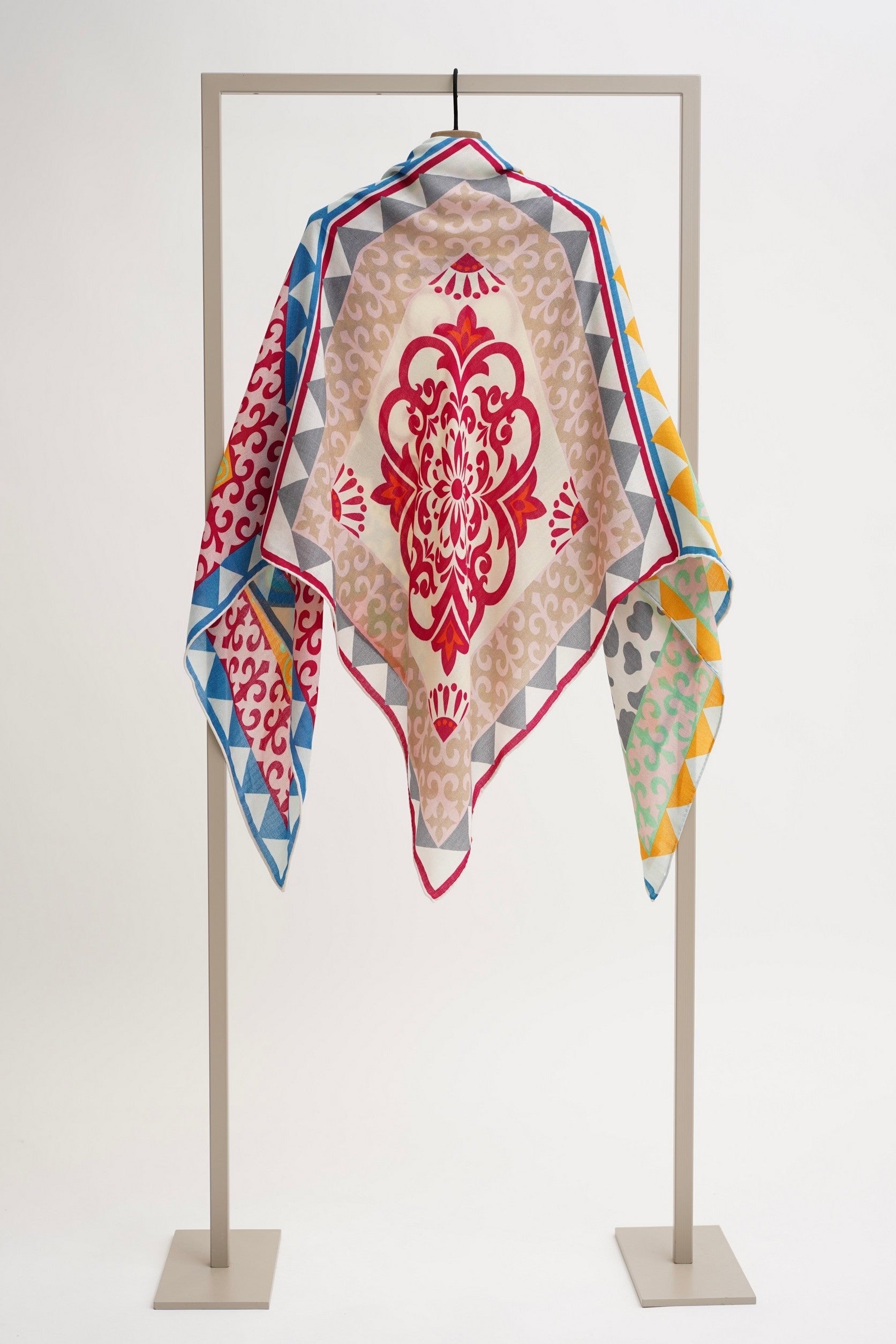 HERZEN'S ANGELEGENHEIT Roses Scarf - Magpie Style