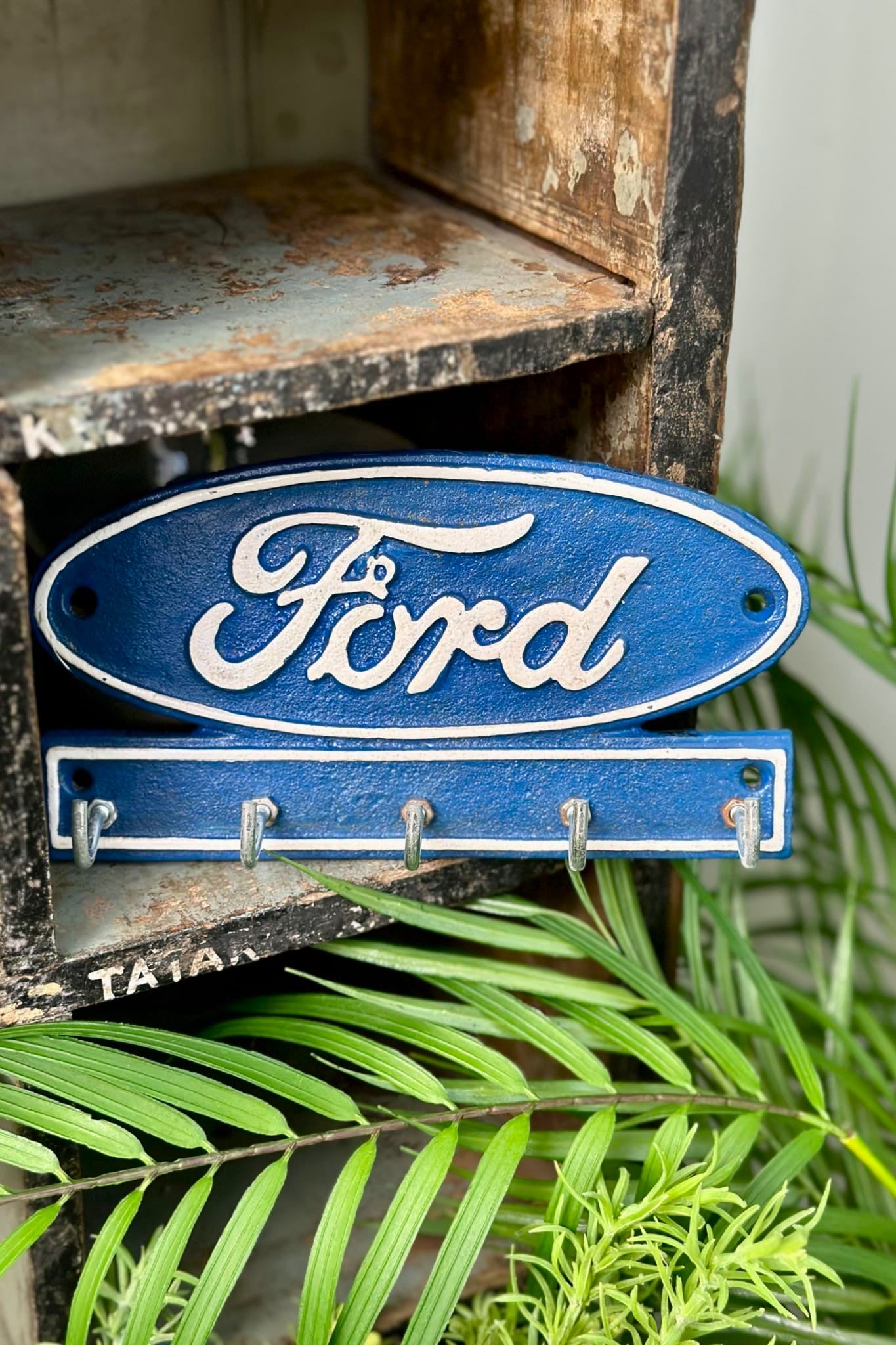 Ford Oval Key Rack - Magpie Style